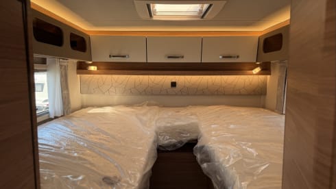 L119VP – Luxury modern 4-person Weinsberg integrated motorhome from 2026. Unlimited mileage!