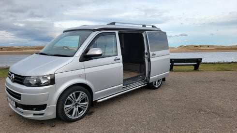 Optimus – Beautiful 4 berth Volkswagen campervan from 2011