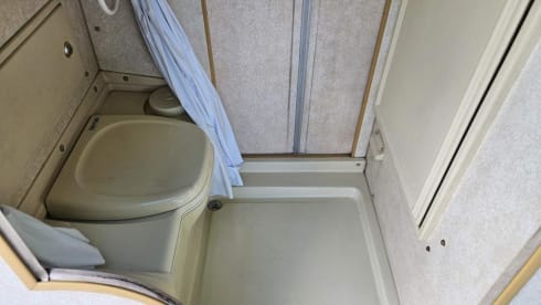 TOM – 5 berth VW T25 Autosleeper Topaz w/ KITCHEN, BATHROOM