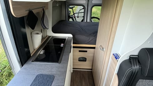 Harrie – Super neat 2 person Peugeot bus from 2015 with awning
