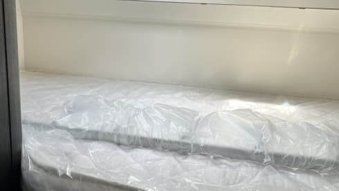 2024 Roller Team 675 Auto  – 6 sleeper Over cab bed & bunks