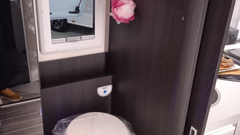 Roller Team 266 TL – Modern motorhome (2022) with luxurious queen-size bed and separate wellness area.