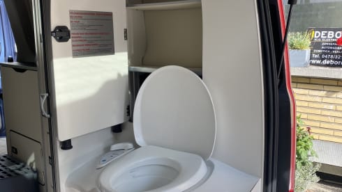 Dwight Schrute – À l'aventure avec un nouveau Ford Nugget Plus !