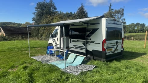 3 berth, 3 seatbelts, fixed bed, has many home comforts – 3 berth Citroën campervan from 2014