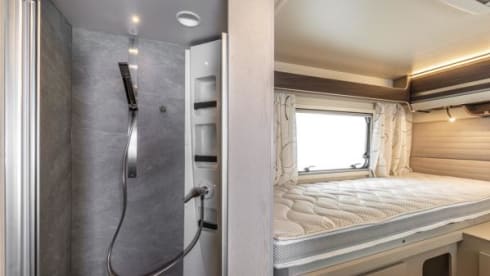 Super camper with 5 fixed beds! 2023