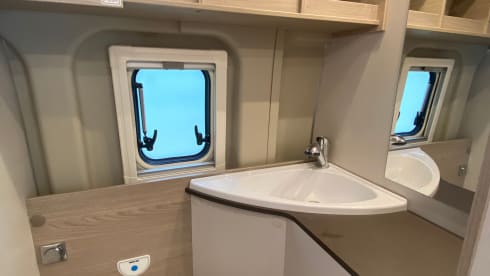 Van Burstner Campeo C600 with pop-up roof - Your tailor-made adventure!
