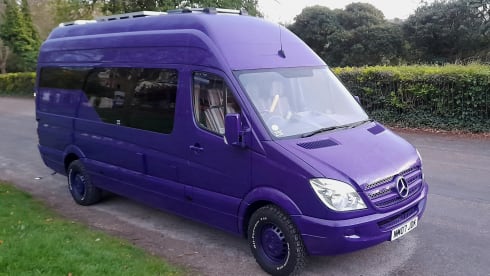 Mo – Fully loaded off-grid sports / touring home