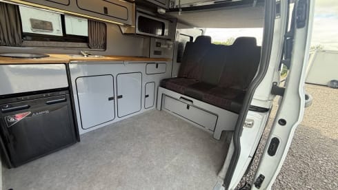 Maisie – ⭐️Luxury off grid Ford campervan⭐️