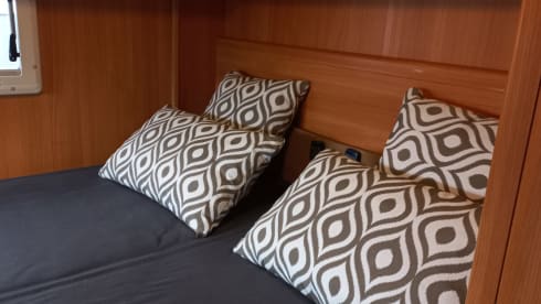 Super cozy spacious challenger eden 602 camper