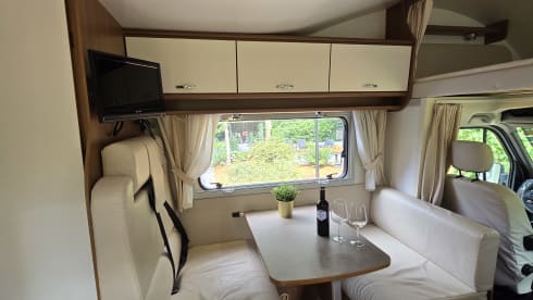New spacious alcove camper with 7 sleeping places and air conditioning in the house.