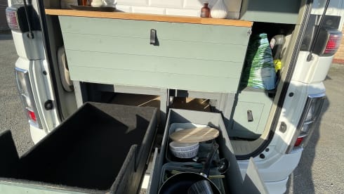 Nissan Elgrand – Cosy and Stylish Camper
