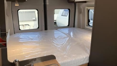 Camperbus Magnetic Grey – FORD LMC Innovan 590 camperbus 2024  met zonnepaneel Magnetic Grey X-987-RP