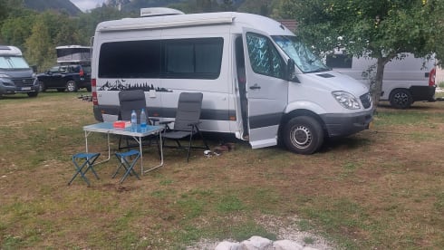 Co-Camper – Mercedes-Benz sprinter with wooden interior