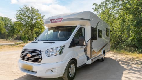 Challenger! – Spacious, modern and luxurious camper with 4 fixed sleeping places - XL garage
