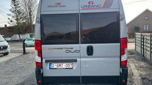 Pol – luxurious long bus camper!