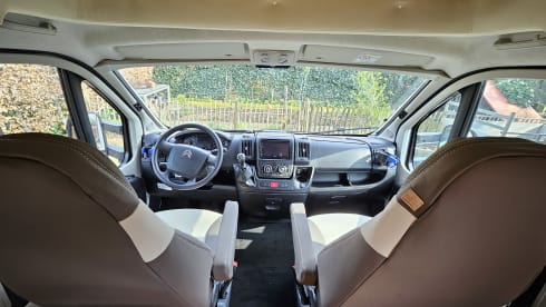 Voyager – impeccable 4p semi-integrated camper from 2017