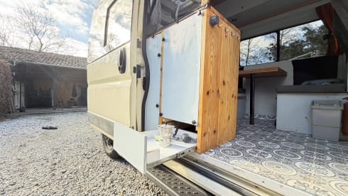 2p Peugeot bus uit 2011 voor een actieve vakantie