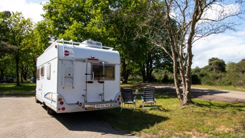 Paleisje99 – Camping-car Bürstner (2004) complet et puissant, avec 4 ceintures de sécurité et 3 couchettes.