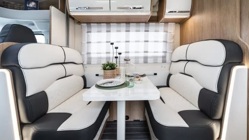 LUX 6 berth & 5 seatbelts – WiFi, 2 TV's, Pets ✅, Bikes ✅, Table & Chairs