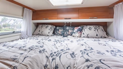 Very luxurious semi-integrated camper with a lot of comfort