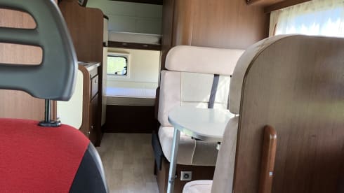 Luxurious spacious 6 person family camper with air conditioning (2x), garage and inventory.