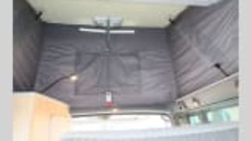 Nuggie – Nuggie wants to go, red Ford Transit nugget westfalia from 2006