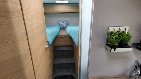 670sl – Camping-car très luxueux avec lit indépendant et beaucoup d'espace pour s'asseoir