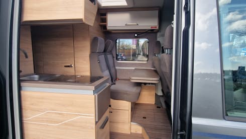C35 –  Zeer luxe MAN-Knaus camper bus met groot vast bed 