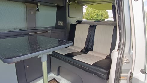 Hightop deluxe  – MAZDA BONGO DELUXE HIGH TOP 2 BERTH  