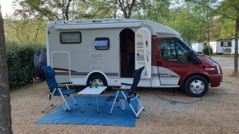 Compact Dethleffs 2-person camper