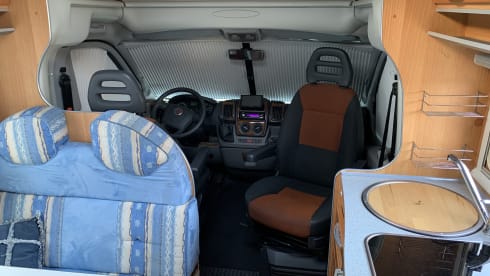 Gemütlicher Camper mit Klimaanlage im Wohnbereich