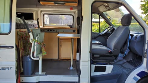 Barry Klasbak – Compact, cozy and maintained Mercedes Sprinter for 2 (tall) people