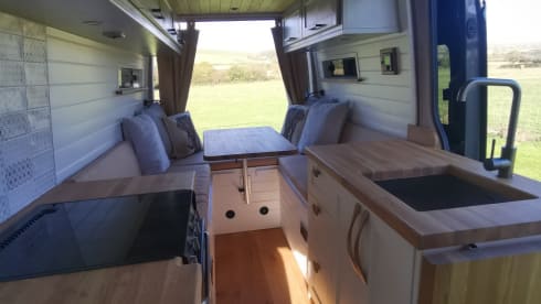 Simon – Volkswagen Crafter Luxus-Wohnmobil mit 4 Schlafplätzen