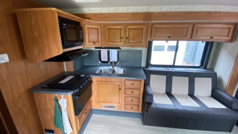 Fleetwood Ford E450 – C driving license. American 9 person big camper hire in the Netherlands