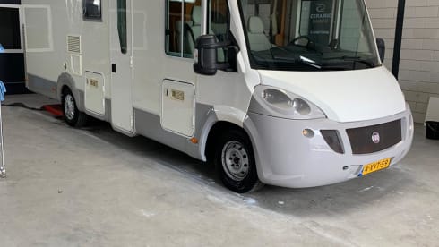 Aventura! – Spacious modern camper for family or (sports) events XL