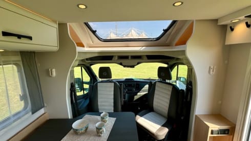 TWIN SUNNY – SEMI-INTEGRATED T 670 S TWIN BEDS, AUTOMATIC