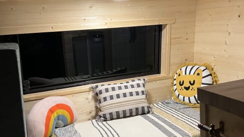 Jiggly Campervaneé – Ford-Bus mit 4 Schlafplätzen aus dem Jahr 2010