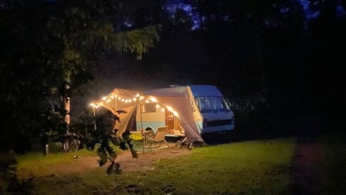 2p Volkswagen campervan uit 1977