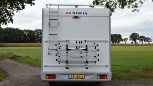 Beautiful complete and very neat 6-person camper (Fiat Ducato Adria Mobil)
