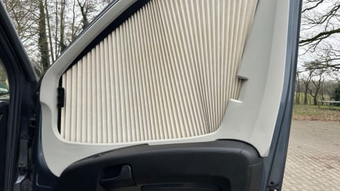 Mooie camperbus Pössl 2WIN PLUS met praktische en mooie opties