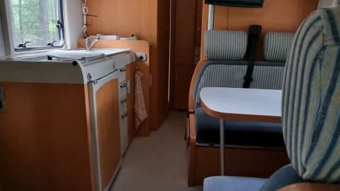 Compact 4p Hymer alcove with bunk bed