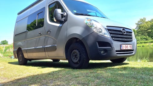 Riebedebie and we're gone! Super cozy converted Opel Movano 2p