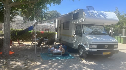 Freeda – Cozy 6 person retro camper FIAT 290