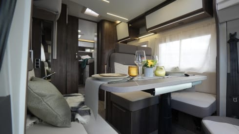 Location de camping-car semi-intégré de luxe Benimar – automatique – 5 places – 2026