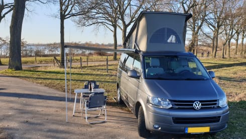 Grijs – Volkswagen T5 California Bus camper with pop-top roof.
