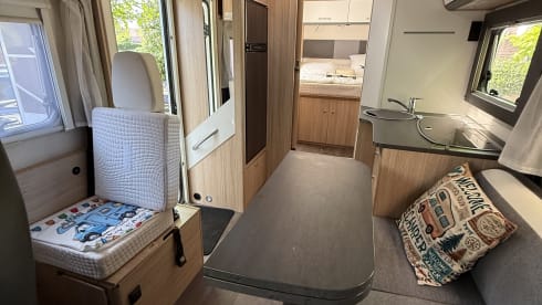 4 person Sunlight semi-integrated from 2019 AS NEW with air conditioning
