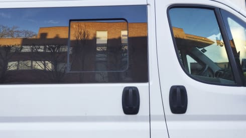 the Lady – Peugeot Boxer voor 3- met ruim bed en veel opbergruimtes.