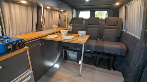 Black Beauty – 4 berth 4WD Automatic VW Transporter