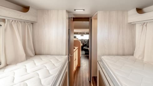 Moby – Luxury 5-person campervan 2024 - automatic + Wi-Fi option