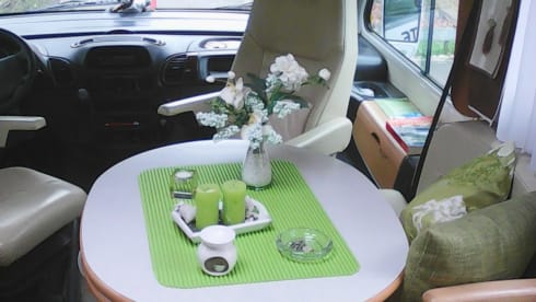 Pilote Explorateur 713 – Spacious and neat 4 person camper with 2 single beds and a 2-person pull-down bed.